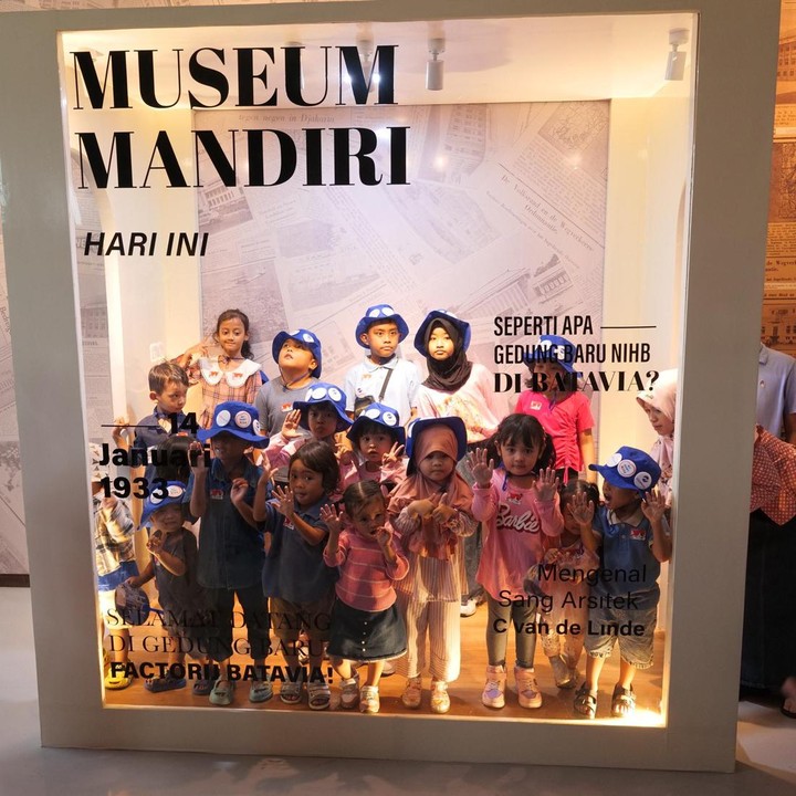 <p>Sesampainya di museum, peserta dibagi menjadi dua kelompok sebelum berkeliling, Bunda. Di sini, Bunda dan Si Kecil akan mendapatkan informasi menarik tentang dunia perbankan serta warisan nusantara.  Foto: HaiBunda/Atmaja Kurniawan</p>