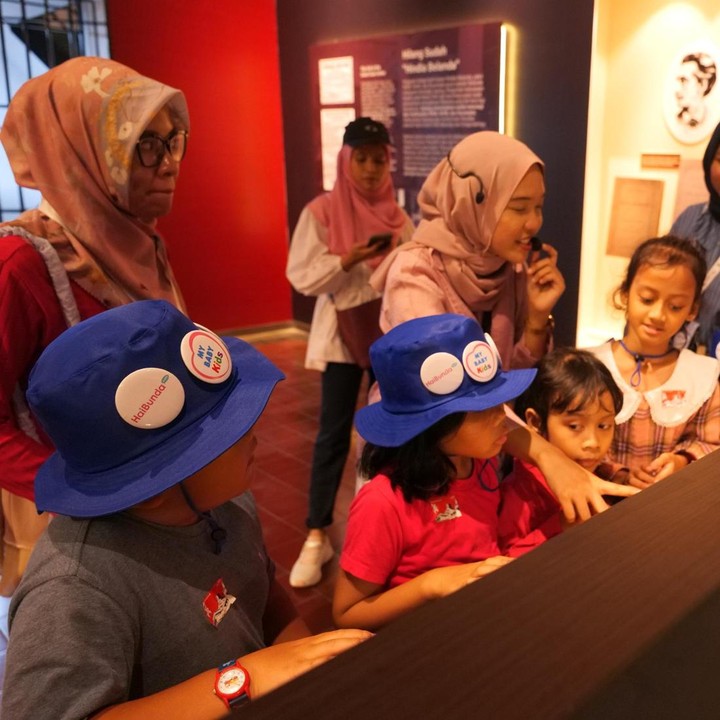<p>Tidak sendirian, Bunda dan Si Kecil yang berkeliling museum turut dipandu oleh seorang tour guide yang menjelaskan seisi museum dengan sangat detail.  Foto: HaiBunda/Atmaja Kurniawan</p>