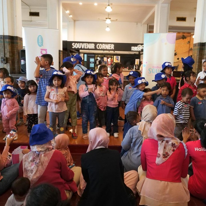 <p>Setelah berkeliling, Si Kecil juga mengikuti mini dance competition, lho. Setidaknya ada 10 orang anak yang dengan percaya diri menaiki panggung dan menari bersama dengan lagu Baby Shark. Mereka yang terpilih sebagai pemenang pun mendapatkan goodie bag dari MY BABY Kids.  Foto: HaiBunda/Atmaja Kurniawan</p>