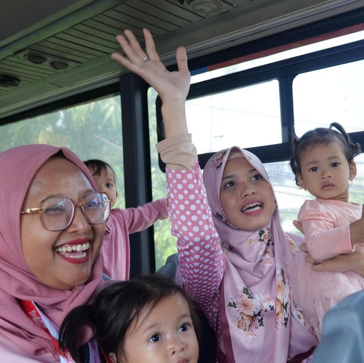 <p>Selama perjalanan, Bunda dan Si Kecil turut antusias mengikuti games yang diberikan. Tidak sedikit pula Bunda yang menjawab pertanyaan dan mendapat hadiah. Foto: HaiBunda/Muhammad Hafizh Muharrom</p>