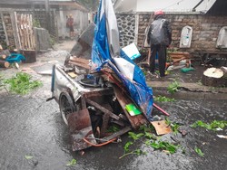 Penjual Mi Ayam di Bogor Terluka Usai Tertimpa Dahan Pohon Tumbang