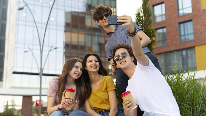 Mengenal Lebih Dalam Fenomena Generasi Stroberi, Apa Benar Nggak Tangguh?