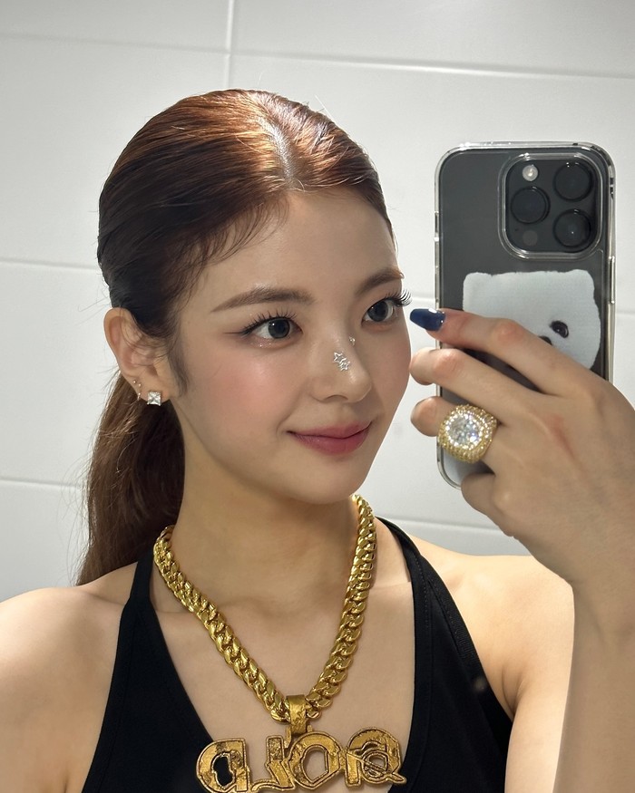 ITZY akhirnya comeback dengan formasi lengkap dengan merilis mini album ke-9 bertajuk ‘GOLD’ pada 15 Oktober 2024 lalu. Penampilan perdana Lia usai hiatus sementara dari aktivitas grup pun sama sekali tidak mengecewakan./ Foto: instagram.com/lia_loves___