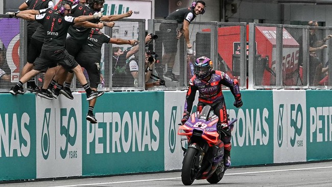 Jorge Martin memiliki peluang besar merebut juara dunia di balapan MotoGP Malaysia 2024 setelah menang sprint race dan Francesco Bagnaia gagal finis.