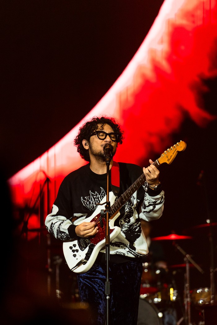 Lagu Rehat dari Kunto Aji sangat cocok untukmu yang selama ini terlalu keras dan sering menyalahkan diri sendiri. Padahal, di samping itu ada semesta yang sedang bekerja memberikan yang terbaik untukmu