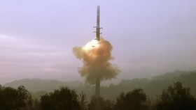 FOTO: Korut Uji Coba Rudal Balistik Antarbenua Baru 'Hwasong-19'