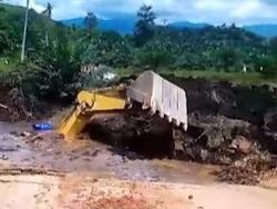 Video Detik-detik Ekskavator Tertimbun Akibat Tanah Bergerak di Sulbar