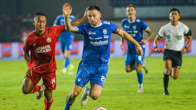 Persib Bandung bisa ketiban untung setelah Persebaya Surabaya digulung Bali United 0-2 dalam laga pekan ke-17 Liga 1 di Stadion I Wayan Dipta, Sabtu (28/12).