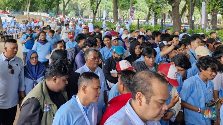 Ribuan pendukung Presiden Prabowo Subianto terlihat mulai memadati kawasan Gelora Bung Karno (GBK) pada Sabtu (2/11/2024), untuk menghadiri deklarasi Gerakan Solidaritas Nasional (GSN) di Indonesia Arena. (CNBC Indonesia/Verda Nano Setiawan)