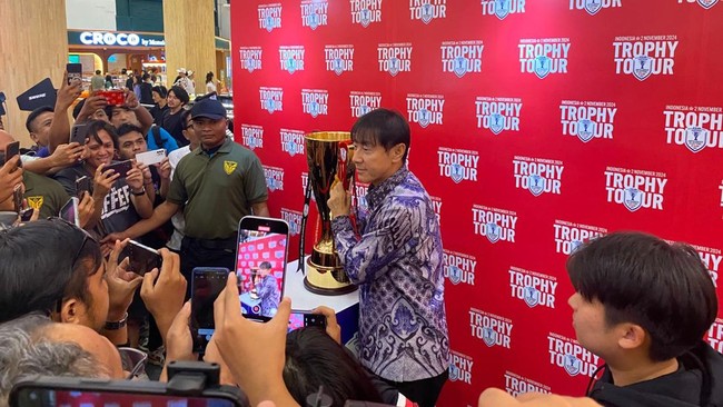Pelatih Timnas Indonesia, Shin Tae Yong menyempatkan diri mengelus trofi Piala AFF 2024 di sela-sela Trophy Tour ASEAN Championship 2024, Sabtu (2/11).