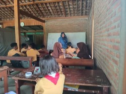 Sekolah Rusak, Siswa SDN di Ngawi Ini Belajar di Teras Rumah Warga