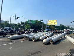 10 Tiang Pancang Berserakan hingga Tutup Jalan Soekarno Hatta Bandung