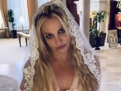 Keluarga-Teman Cemaskan Mental Britney Spears Usai Nikahi Diri Sendiri