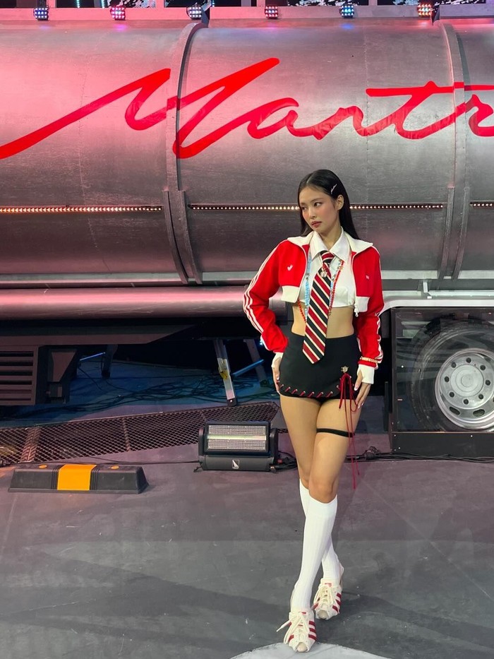Bukan tanpa alasan, Jennie sudah lama tidak tampil di program musik Korea Selatan tidak hanya bersama BLACKPINK, tetapi juga sebagai penyanyi solo. Tak heran jika penampilannya di atas panggung sangat dinantikan./ Foto: instagram.com/jennierubyjane