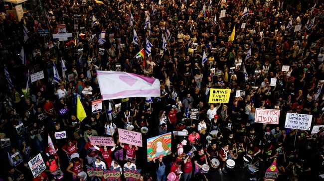 Ratusan warga Israel di Tel Aviv berunjuk rasa pada Sabtu (2/11). Mereka menuntut dilakukannya gencatan senjata dan pembebasan sandera.