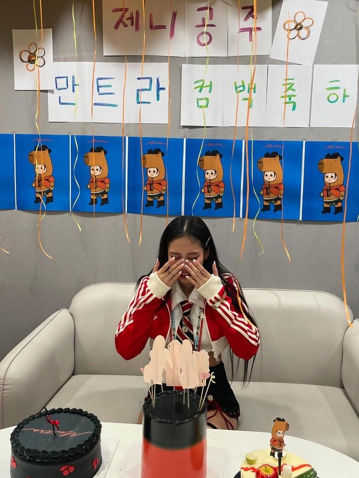 Di episode ke-867 program musik Korea Selatan tersebut, ia pun berhasil membawa pulang trofi kemenangan pertama untuk lagu ‘Mantra’. Selain M Countdown, Jennie BLACKPINK juga menampilkan lagu barunya di Show! Music Core./ Foto: instagram.com/jennierubyjane