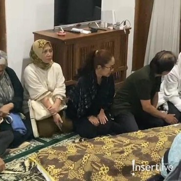 Suasana Rumah Duka Dina Mariana yang Meninggal karena Kanker Rahim Stadium 3