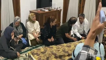 img-title Suasana Rumah Duka Dina Mariana yang Meninggal karena Kanker Rahim Stadium 3
