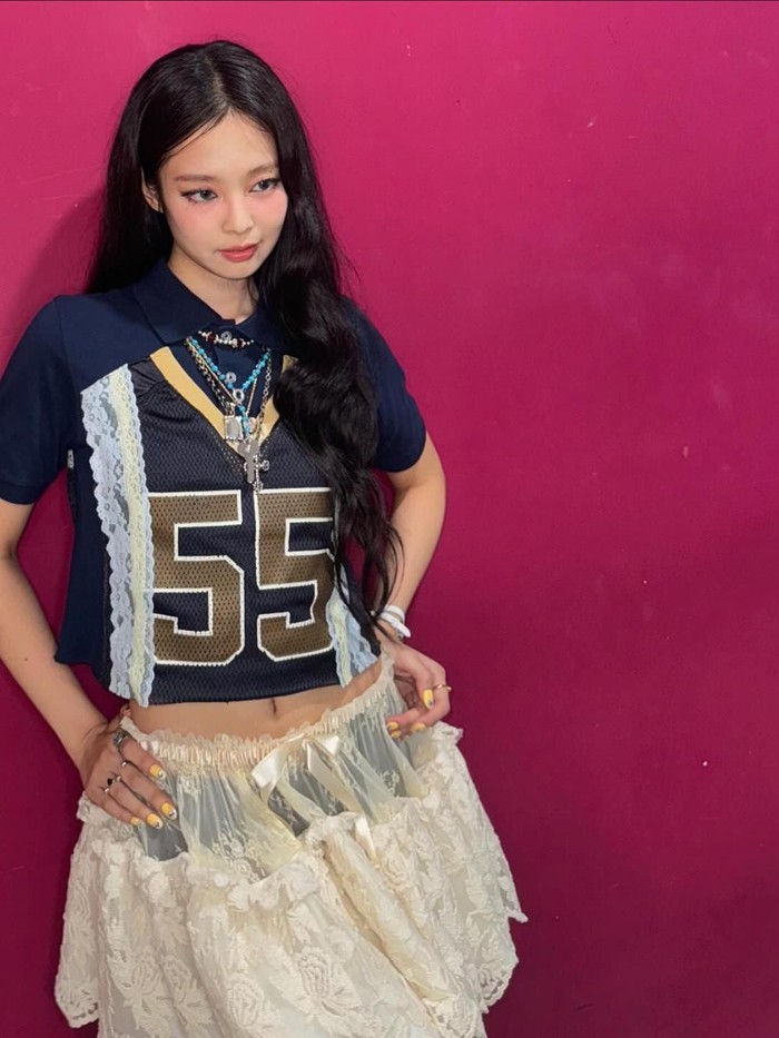 Idol K-Pop berusia 28 tahun ini tampil memukau di M Countdown dalam balutan stage outfit yang memadukan warna hitam, merah, dan putih./ Foto: instagram.com/jennierubyjane