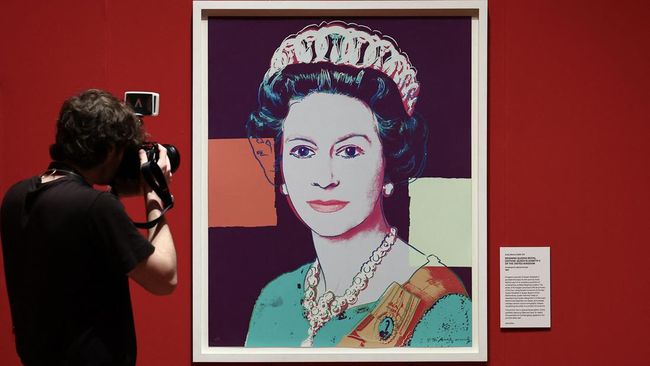 Dua lukisan karya seniman Andy Warhol dicuri pada Kamis (31/10) malam dari sebuah galeri di Belanda.