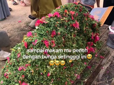 Makam Dipenuhi Bunga hingga Menggunung, Amal Ibadah Nia Tuai Pujian