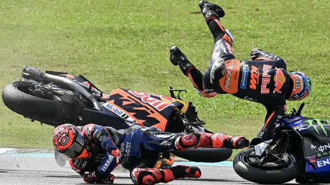 FOTO: Crash MotoGP Malaysia yang Sempat Tunda Duel Martin vs Bagnaia