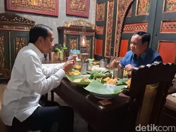 Momen Prabowo dan Jokowi Wedangan-Makan Malam Bareng di Solo
