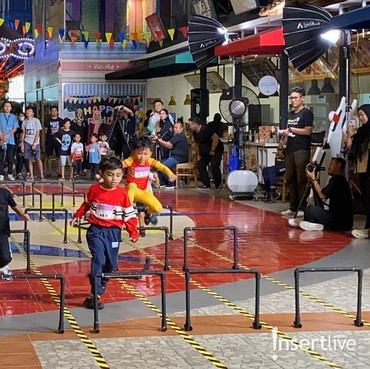 Antusiasme Bapak-bapak Semangati Anak Lomba Lari Gawang di Olimpiade Balita