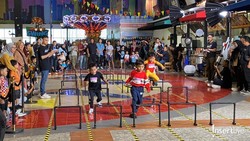 Antusiasme Bapak-bapak Semangati Anak Lomba Lari Gawang di Olimpiade Balita