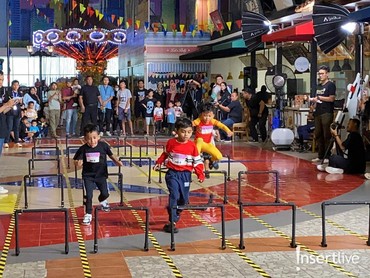 img-title Antusiasme Bapak-bapak Semangati Anak Lomba Lari Gawang di Olimpiade Balita
