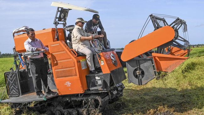 Prabowo Jajal Panen Padi Pakai Mesin Combine Harvester di Merauke