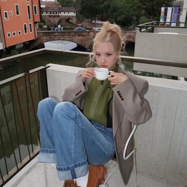 Lirik Lagu too bad for us - ROSE