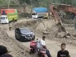 Truk Mogok Dievakuasi di Poros Maros-Bone, Polisi Terapkan Sistem Buka-Tutup