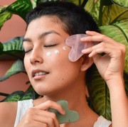 Cara Gampang Punya Pipi Tirus: Lakukan Teknik Pemakaian Gua Sha yang Benar