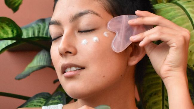 Cara Gampang Punya Pipi Tirus: Lakukan Teknik Pemakaian Gua Sha yang Benar