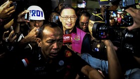 FOTO: Tom Lembong Ditahan hingga Kasus Judi Online Pegawai Komdigi