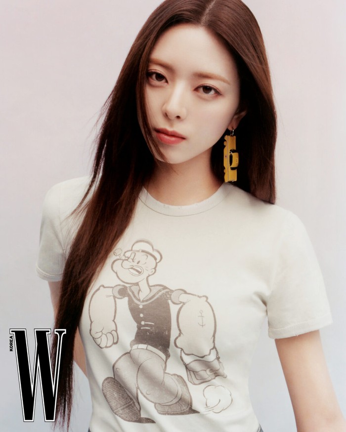 Yuna tampil simpel dan standout dengan kaos bergambar Popeye yang mencolok. Ia melengkapinya dengan aksesori unik berupa anting berbentuk mobil, yang memberikan elemen fun yang mencuri perhatian./ Foto: W Korea