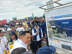 AHY Tinjau Tanggul Laut Jakarta di Kalibaru