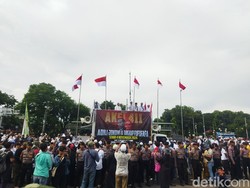 Video: Tak Bisa ke Istana, Massa Aksi 411 Berzikir di Kawasan Patung Kuda