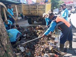 Pemkot Denpasar Keruk Sampah di Got-Sungai untuk Cegah Banjir