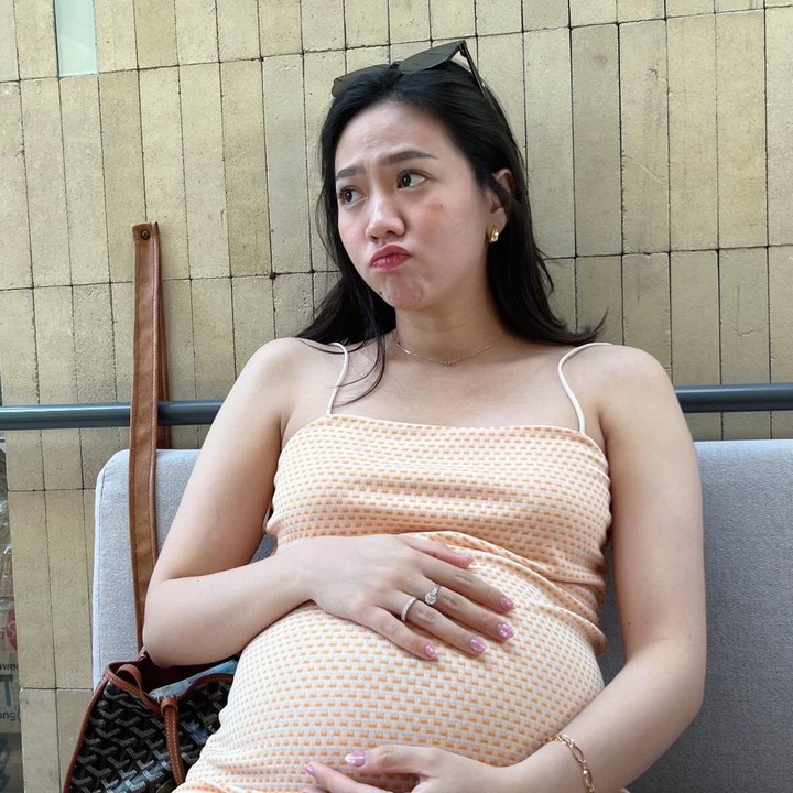 <p>Eks anggota JKT48 Shania Junianatha atau akrab disapa Shanju juga tak mau ketinggalan ikut <em>challenge</em> "Its Worth Remembering Your Big Belly". Momen kehamilan anak pertama tampaknya menjadi hal yang tak terlupakan bagi istri pemain bulu tangkis Jonatan Christie ini, Bunda. (Foto: Instagram @shanju)</p>