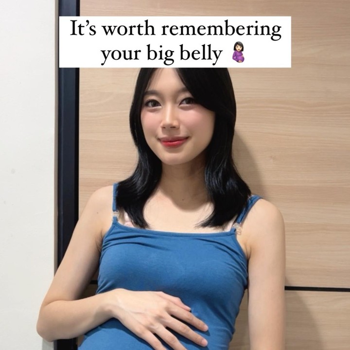 <p>Penyanyi dan eks anggota JKT48 Desy Genoveva menjadi salah satu Bunda Seleb lain yang ikut <em>challenge</em> di Instagram. Perempuan 27 tahun ini mengunggah foto saat hamil anak pertamanya yang baru lahir pada 10 Oktober 2024. Dalam foto yang diunggahnya, Desy memamerkan <em>pregnancy glowing</em> dan<em> baby bump</em> kehamilannya yang sudah besar. (Foto: Instagram @desygenoveva_)</p>