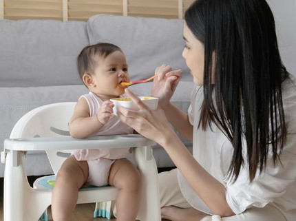 5 Tanda Bayi Sudah Siap Naik Tekstur MPASI, Bunda Perlu Tahu