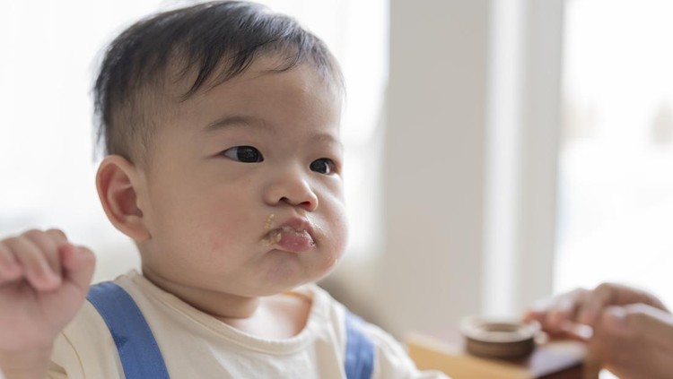 Bayi suka mengemut makanan