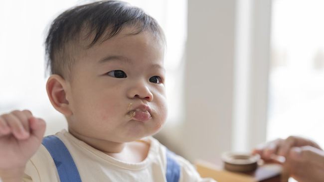 Penyebab Bayi 8 Bulan Suka Mengemut Makan dan 8 Cara Mudah Mengatasinya