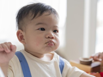 Penyebab Bayi 8 Bulan Suka Mengemut Makan & 8 Cara Mudah Mengatasinya