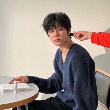 Begini Penampilan Baru Kim Woo Seok Jelang Wamil