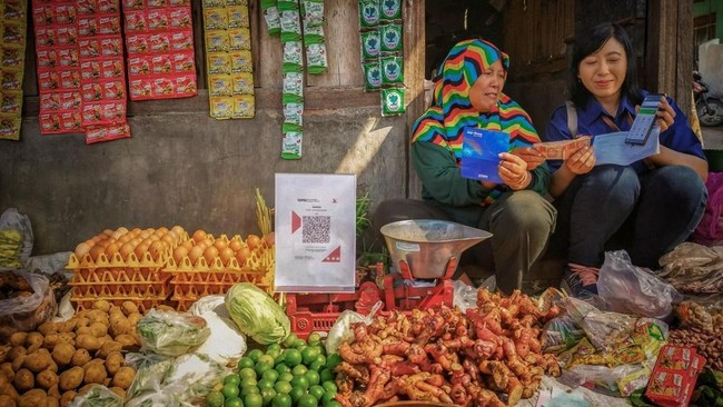 Dari total penyaluran kredit, 81,70 persen di antaranya atau sekitar Rp 1.105,70 triliun disalurkan pada segmen usaha mikro, kecil dan menengah (UMKM).