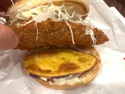 Unik! Burger Salmon Ini Disajikan Pakai Isian Ubi Goreng