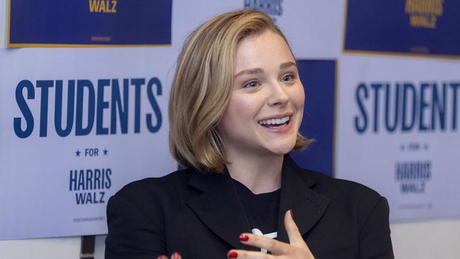 Bintang The Equalizer Chloë Grace Moretz coming out atau melela sebagai lesbian sembari kampanye hak-hak LGBT jelang Pilpres AS 2024.